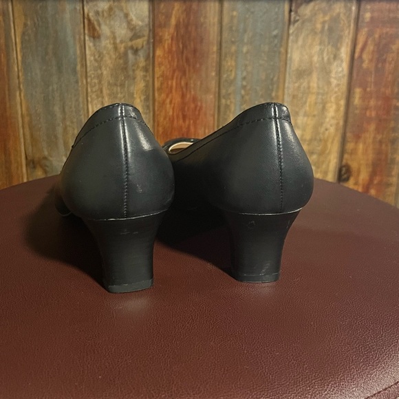 NWOB. Black leather heels - Picture 3 of 6